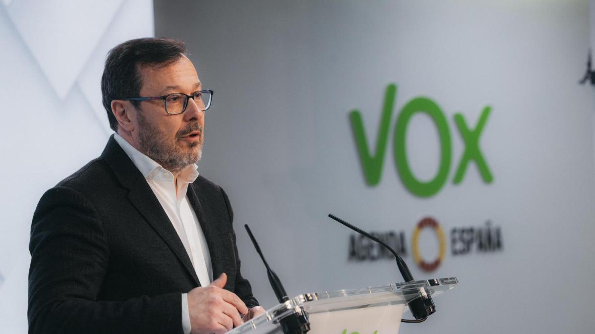 
         Vox carga contra Génova y dice que su corrupción es "indistinguible" de la del PSOE pero admite diálogo "fluido" con los barones 
    