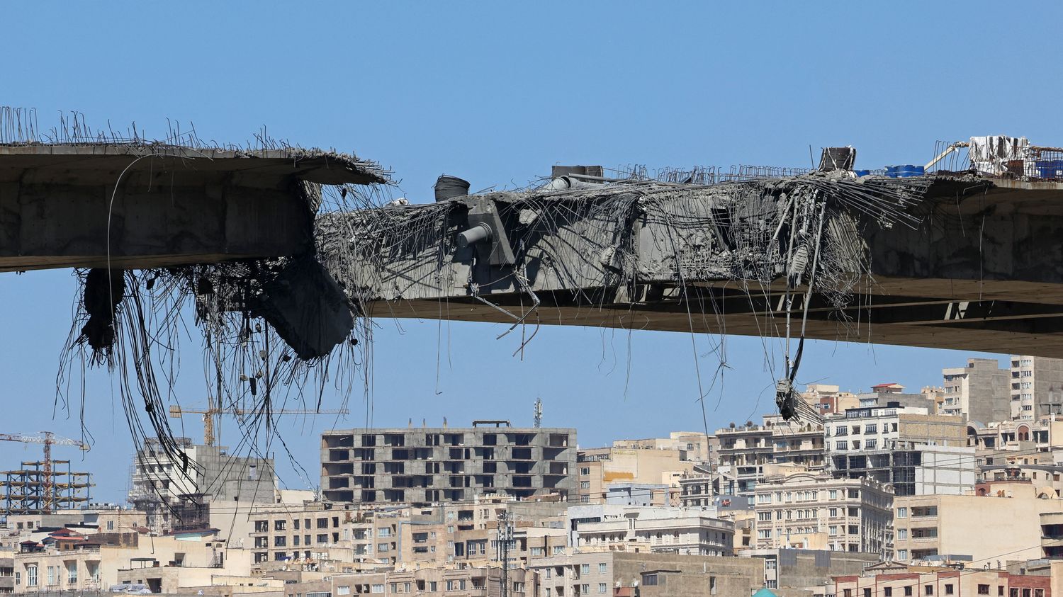 Guerre au Moyen-Orient : frapper des sites civils, comme menace de le faire Donald Trump en Iran, peut-il être qualifié de crime de guerre ?