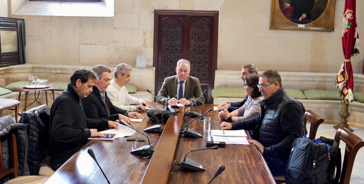 El Ayuntamiento de Sevilla paraliza la privatización de la limpieza de los colegios tras ser recurrida por las patronales del sector