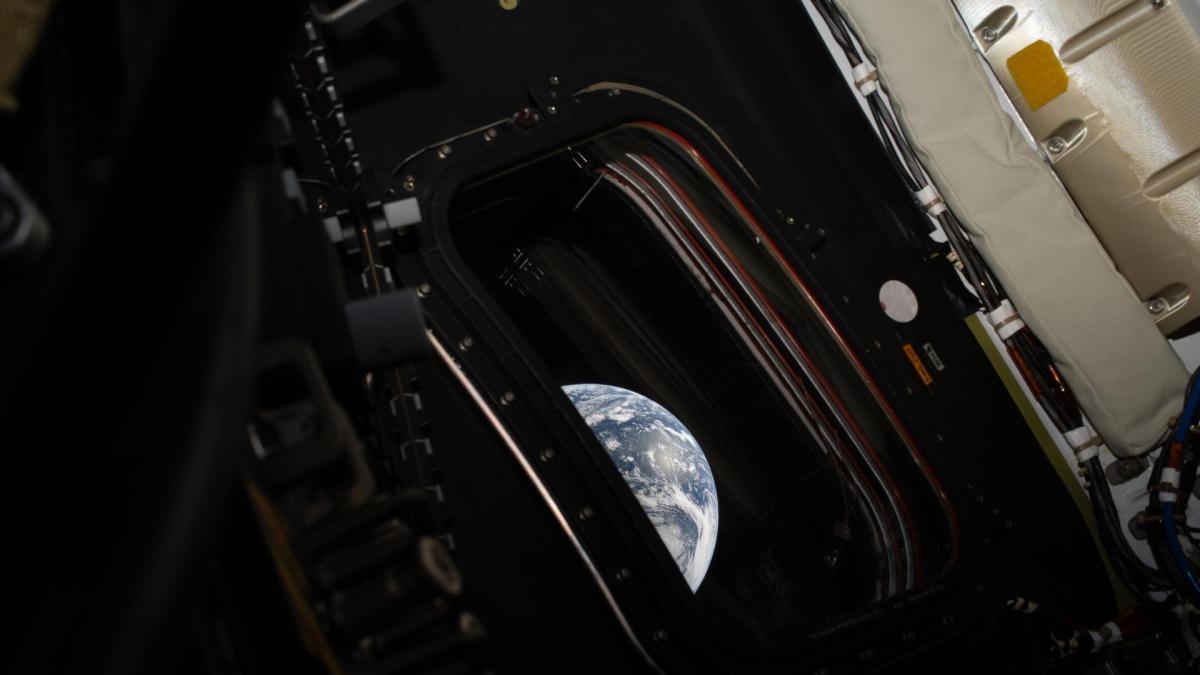 
          La Artemis II avanza hacia el punto más lejano alcanzado por el hombre y la cara oculta de la Luna
      