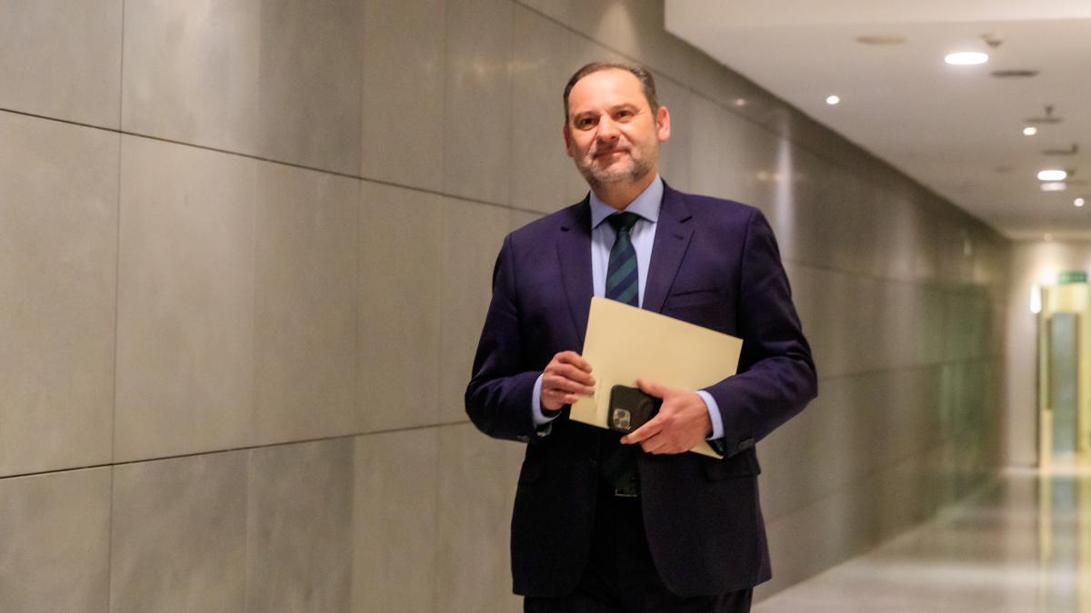 
                    Gobierno y PSOE se desmarcan de Ábalos y tratan de fijar el foco en la trama Kitchen del PP
                