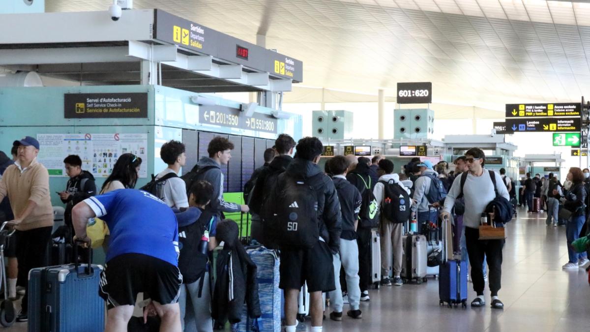 
                                 La huelga del 'handling' en los aeropuertos complica la vuelta de las vacaciones
                             