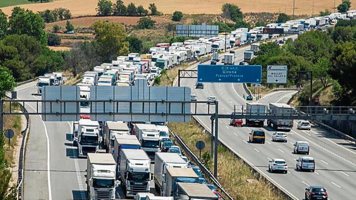 
                                         Unos 400.000 vehículos ya han regresado a Barcelona, con colas de hasta 16 km en la AP-7
                                     