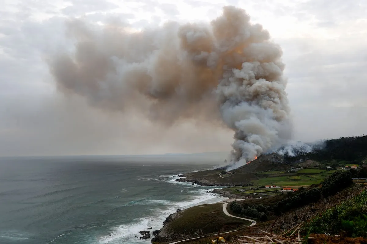 Un incendio en A Coruña obliga a desalojar a 13 personas y a cortar una carretera