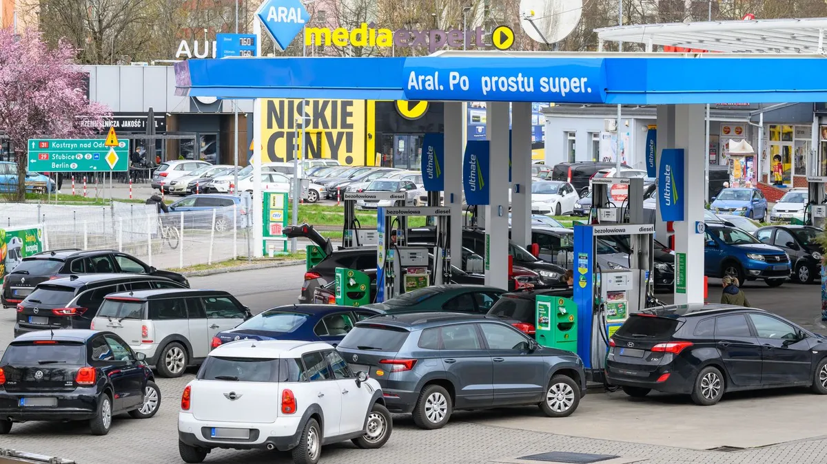 Plafonnement des prix, restrictions des déplacements, télétravail… Comment la lutte contre la flambée des prix du pétrole s'organise autour du monde