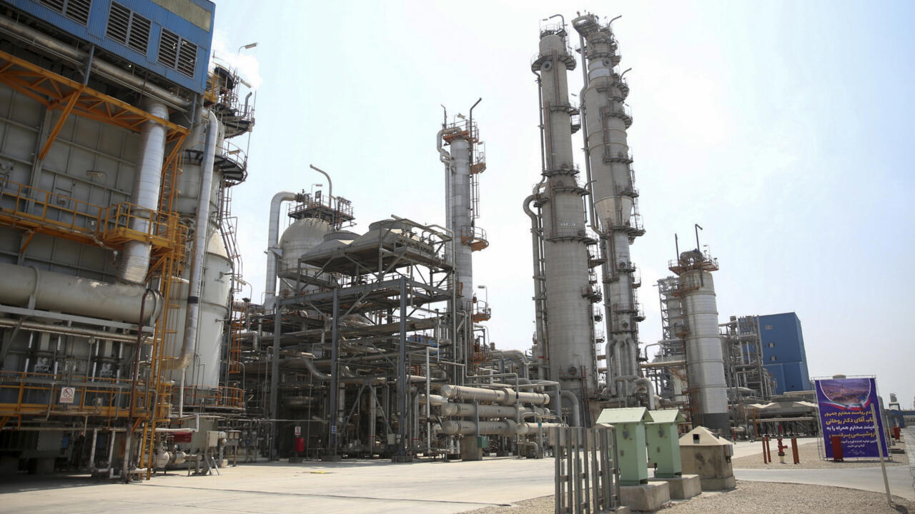 Iran: en frappant le site pétrochimique d'Assalouyeh, Israël ne «touche pas le régime» mais les civils