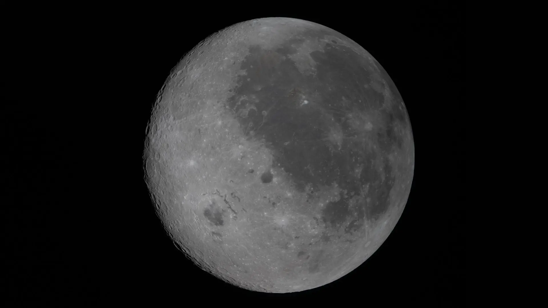 
         La misión supera el récord de distancia humana y se adentra en la cara oculta 
    