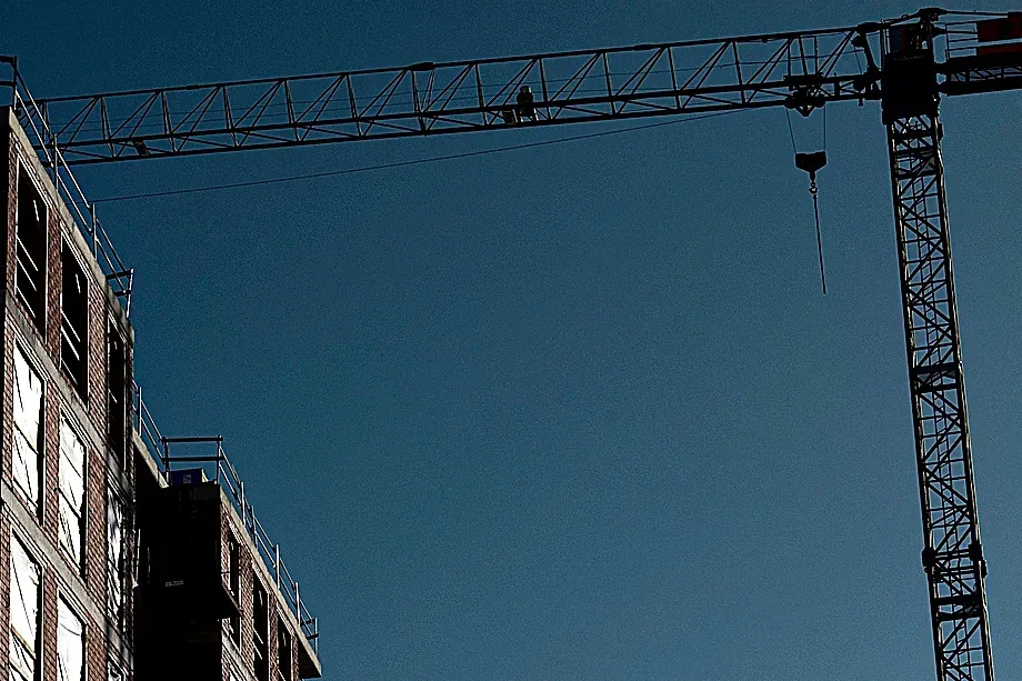 La banca reabre con fuerza el grifo a la construcción y promoción de vivienda: concede un 24% más en préstamos por valor de 14.400 millones de euros