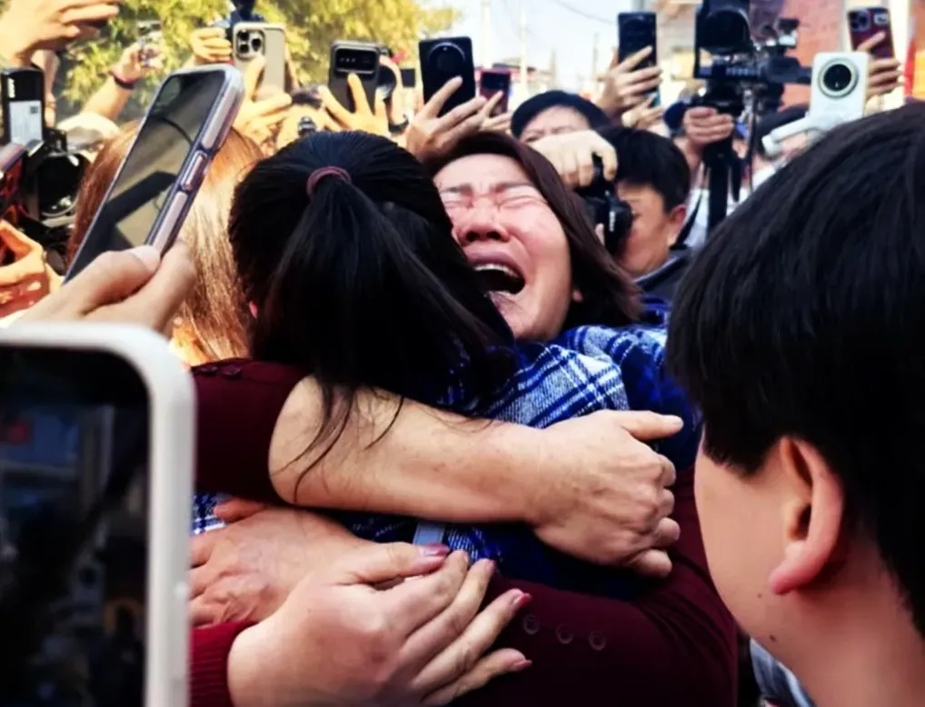 El reencuentro con sus padres del bebé abandonado en un retrete hace 28 años: historias de la China desgarrada por la política del hijo único