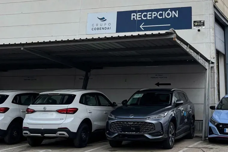 Cerca de 100 afectados denuncian retrasos e irregularidades en la entrega de sus vehículos en varios concesionarios de Madrid