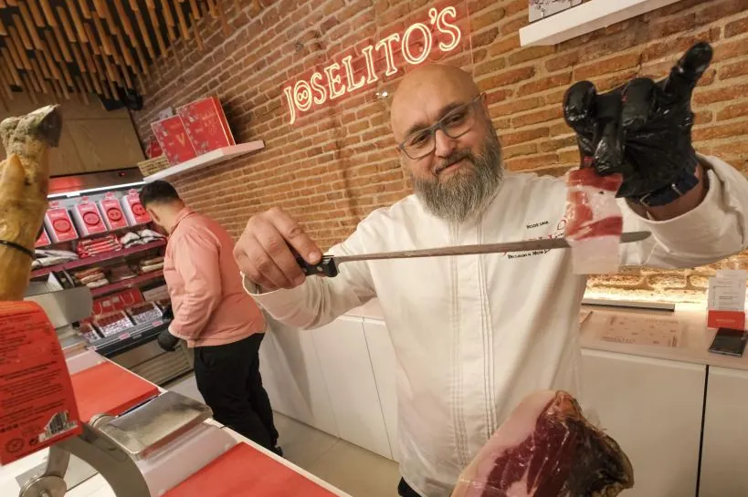 Ernesto Soriano, de trabajar en una charcutería de Moratalaz a ser el único cortador que toca y viaja con los jamones más caros (hasta 80.000 €) de Joselito