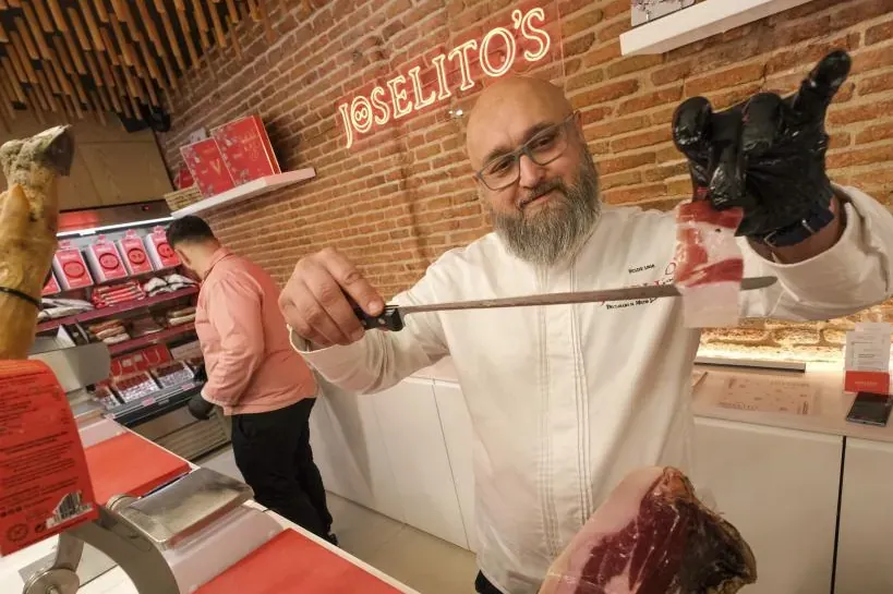 Ernesto Soriano, de trabajar en una charcutería de Moratalaz a ser el único cortador que toca y viaja con los jamones más caros (hasta 80.000 €) de Joselito