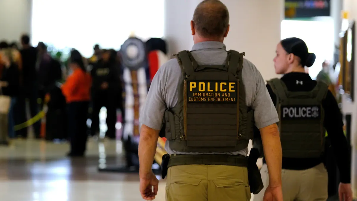 
         ICE arresta a la esposa hondureña de un militar estadounidense pocos días después de casarse 
    
