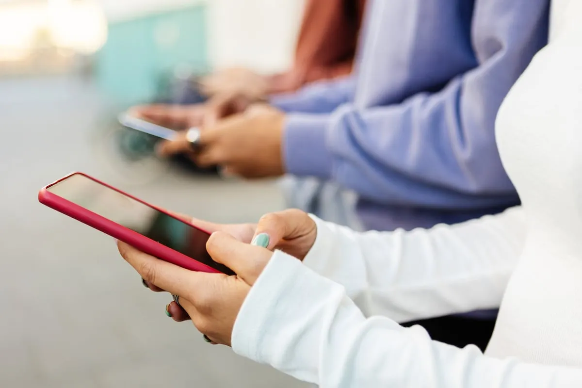 La generación alfa no llama, no escribe emails y juega con la ortografía: “La regla es la pereza”