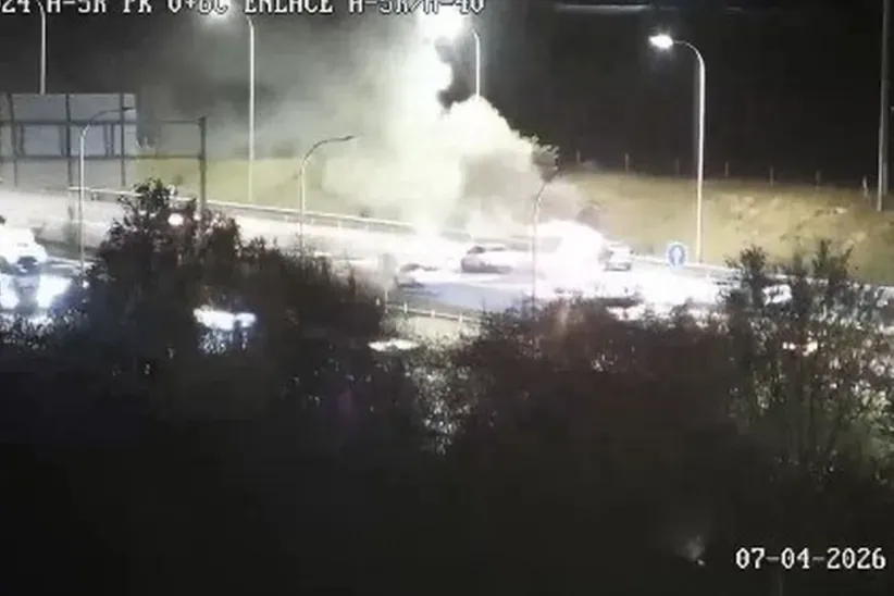 Un vehículo incendiado colapsa la M-40 y complica los accesos a Madrid en hora punta