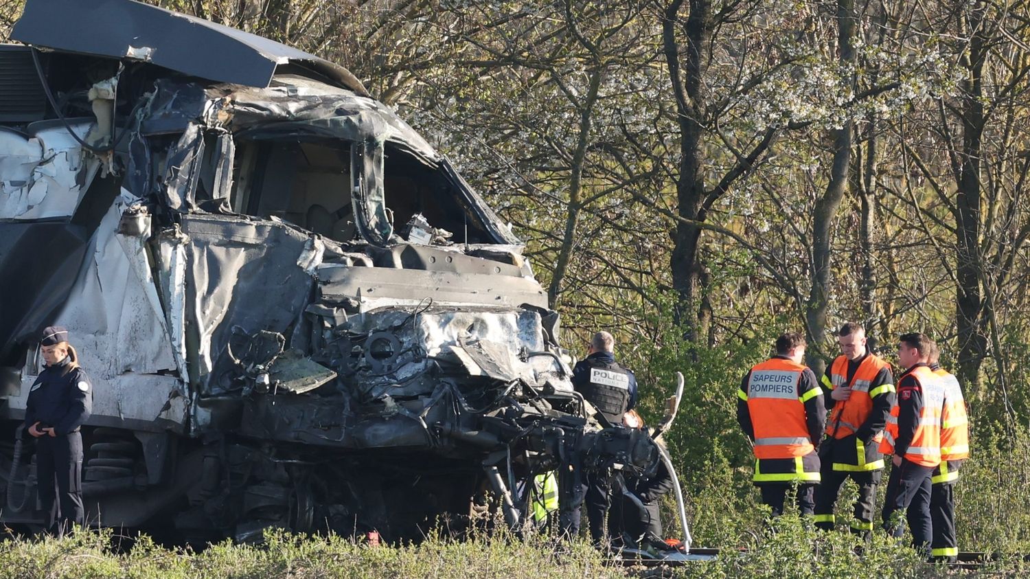 Le conducteur d'un TGV est mort après avoir percuté un poids lourd à un passage à niveau dans le Pas-de-Calais
