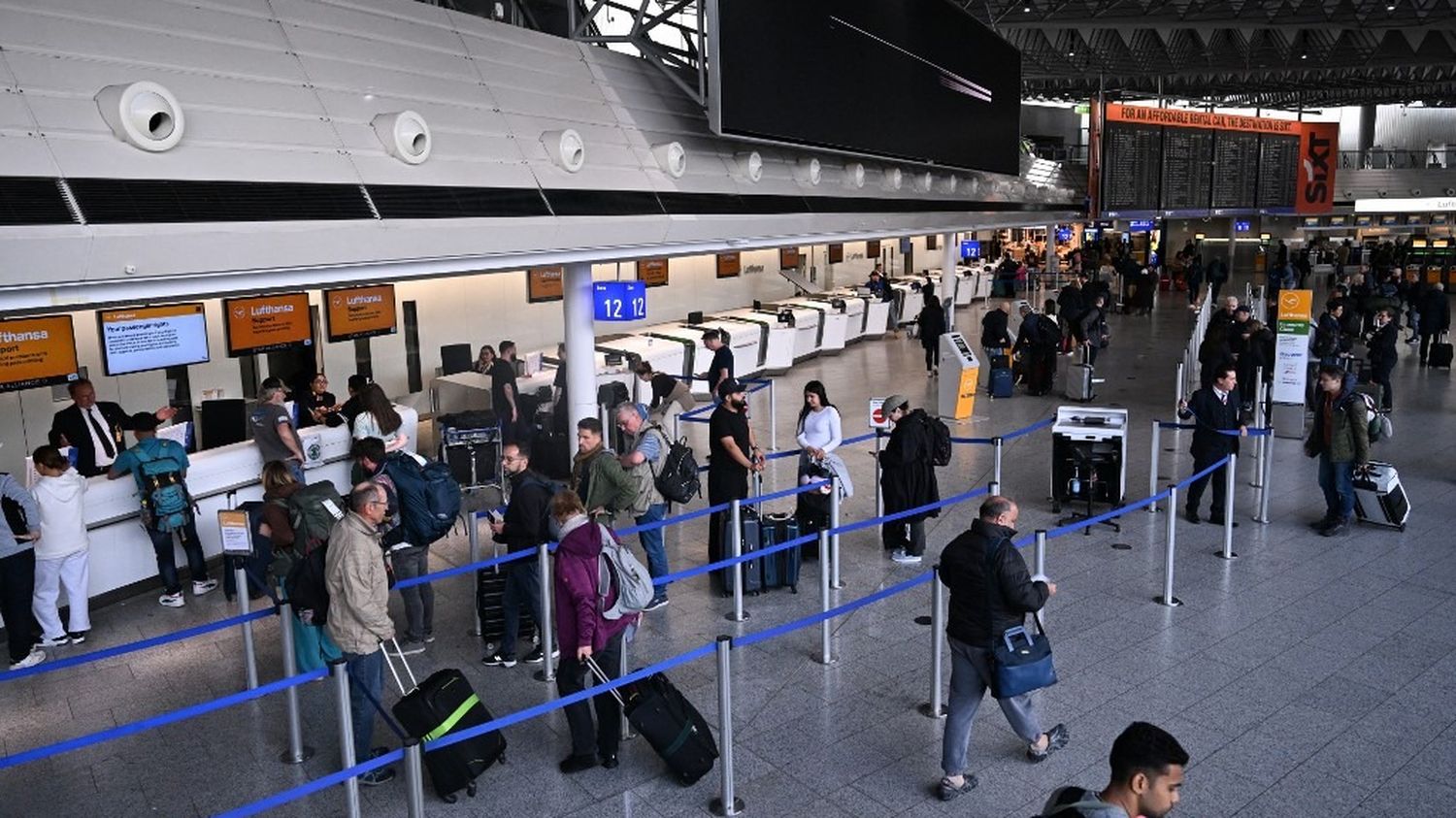 En Allemagne, les hommes entre 17 et 45 ans vont-ils devoir demander une autorisation pour voyager plus de trois mois à l'étranger ?