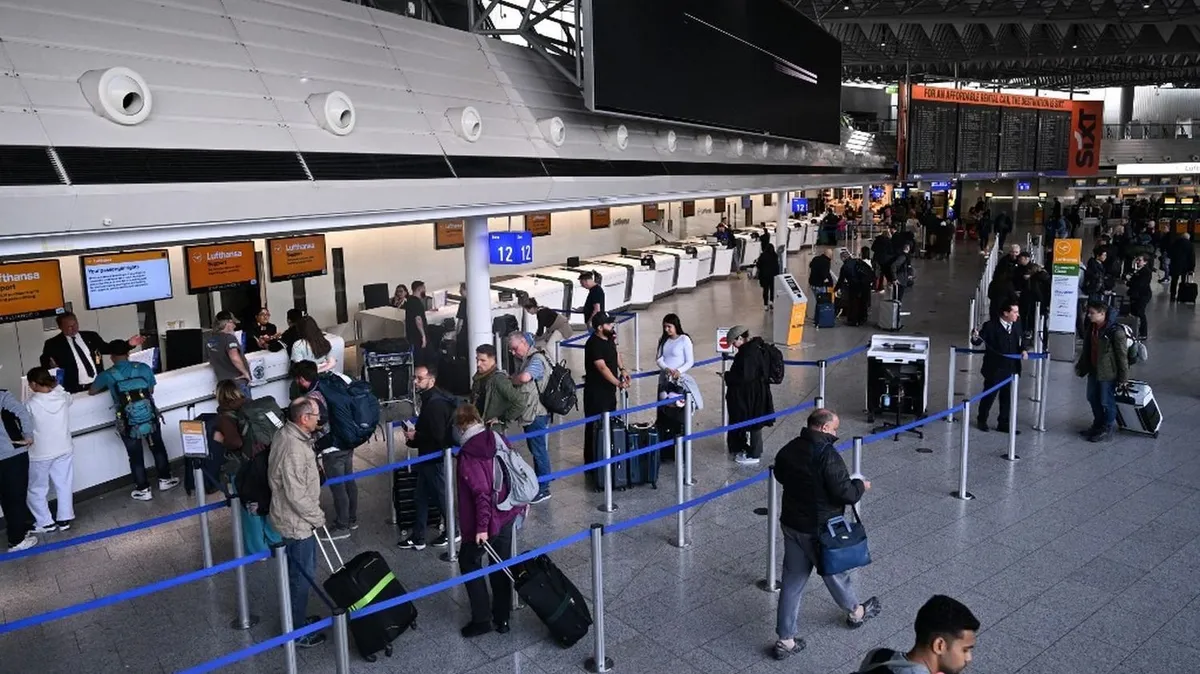 En Allemagne, les hommes entre 17 et 45 ans vont-ils devoir demander une autorisation pour voyager plus de trois mois à l'étranger ?