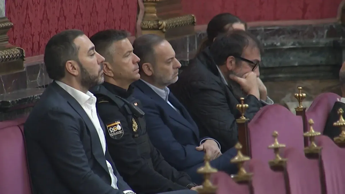 
         Juicio a Ábalos y Koldo, en directo | Arranca el juicio al exministro y su asesor por el presunto amaño en la compra de mascarillas 
    