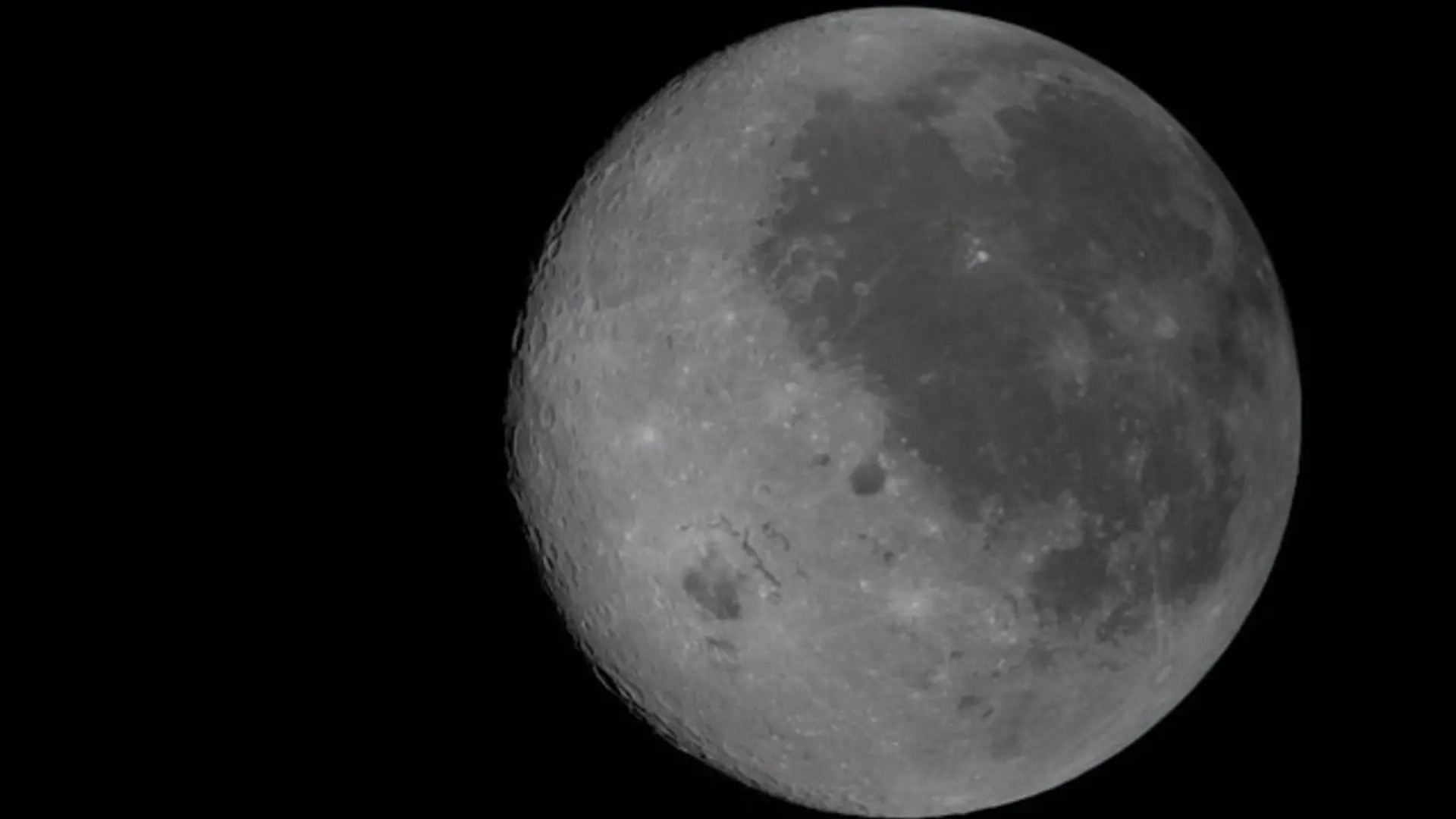
         Las fotos más llamativas de la cara oculta de la Luna y el sobrevuelo 
    