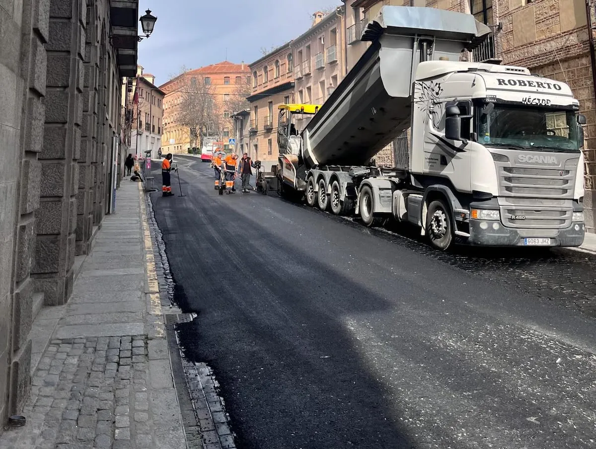El asfaltado de una calle adoquinada de Segovia que el Ayuntamiento promete “provisional” y los expertos califican de “disparatado” 