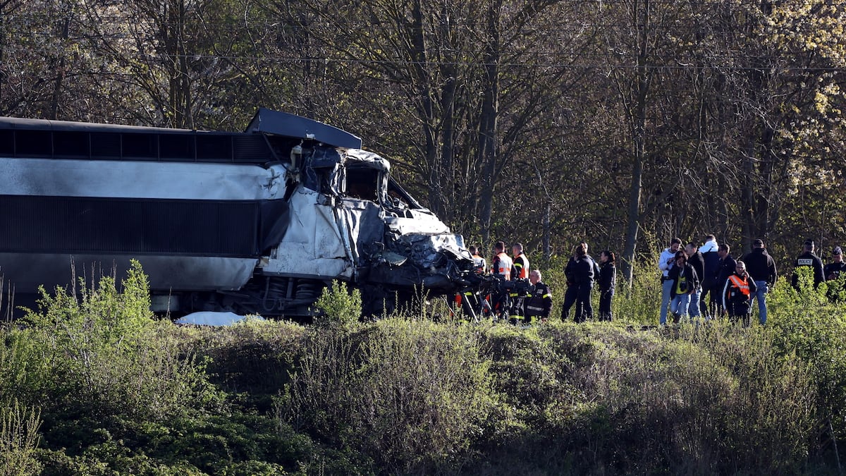 Al menos un muerto y decenas de heridos en la colisión de un tren de alta velocidad con un camión militar en Francia