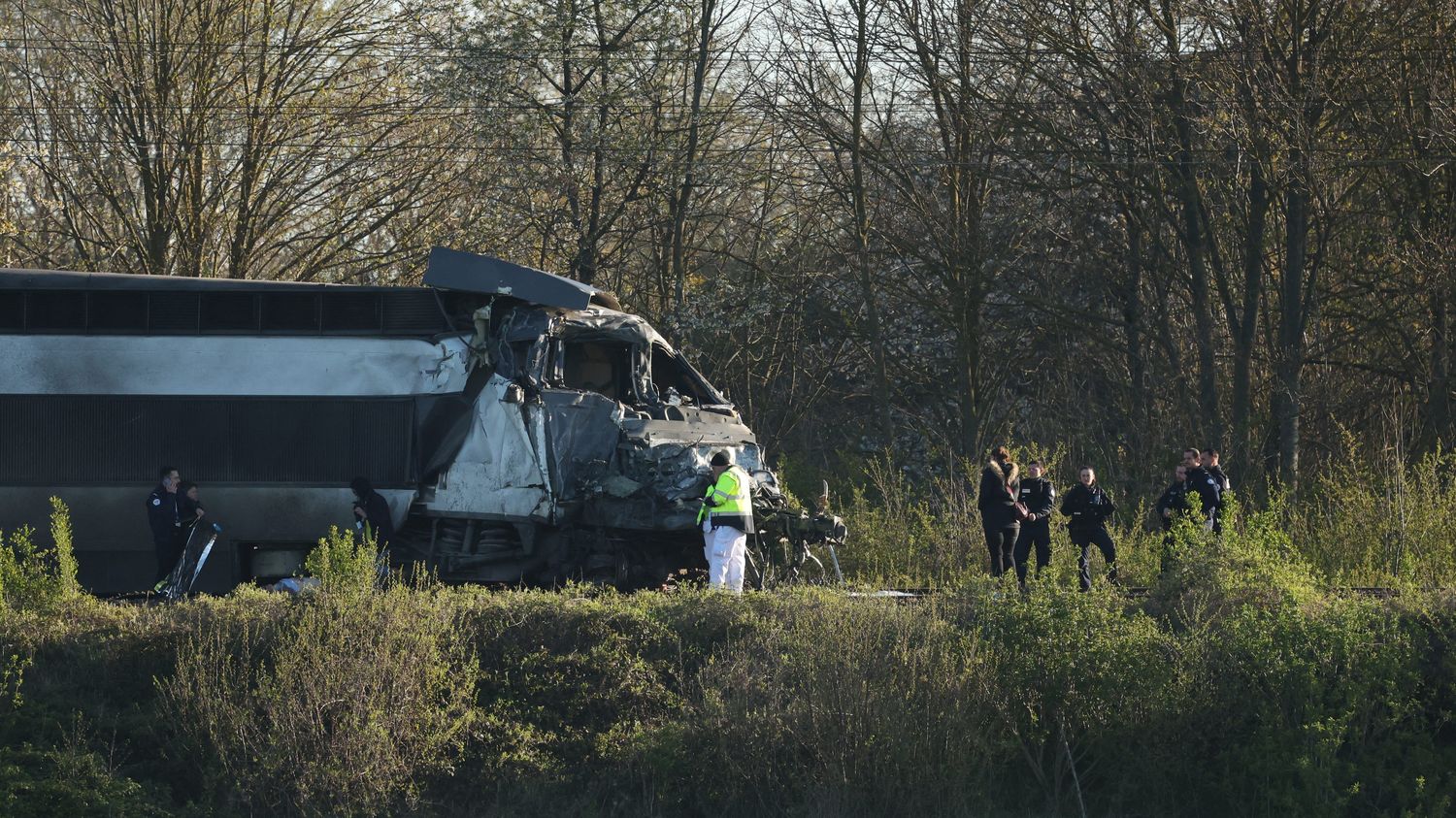 Collision entre un TGV et un poids lourd dans le Pas-de-Calais : un mort et deux blessés en urgence absolue, le ministre des Transports attendu sur place