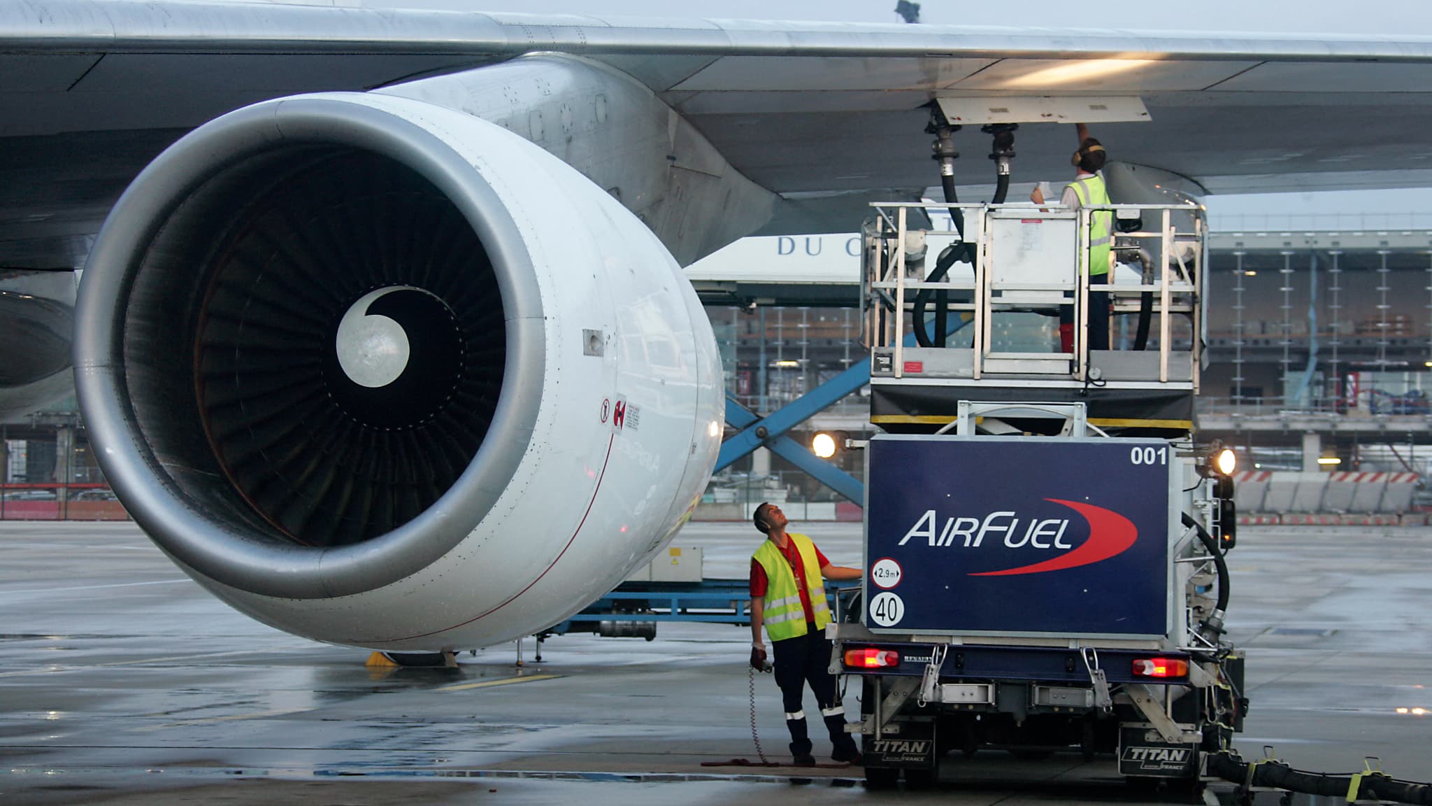 "La France présente le 2e plus grand déficit entre l’offre et la demande": les compagnies aériennes de plus en plus inquiètes d'un risque de pénurie de kérosène, l'Italie applique déjà des restrictions