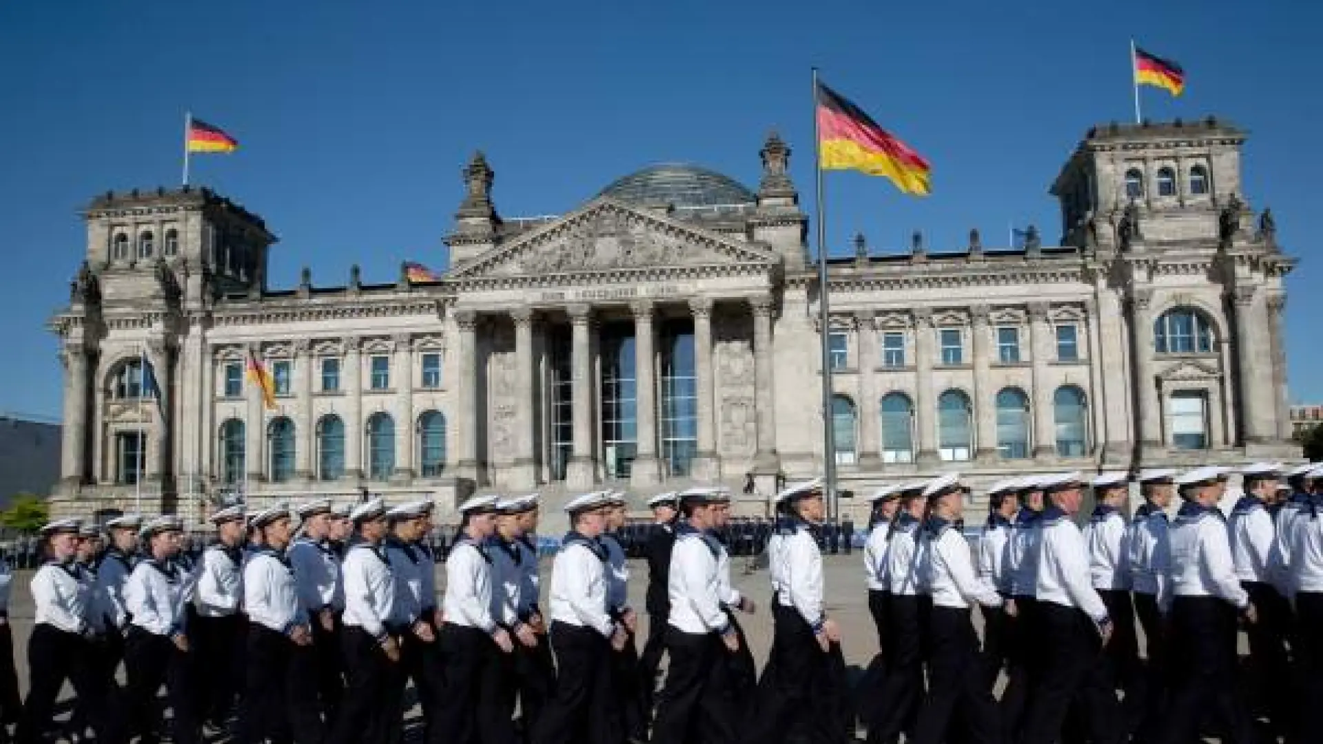 
         El lío y el enfado de los jóvenes en Alemania: ¿si la mili no es obligatoria por qué tienen que pedir permiso para salir del país? 
    