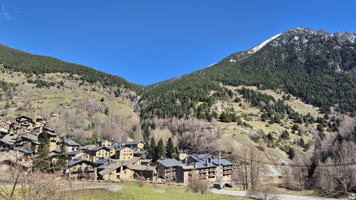 
                      Andorra y España confían en pactar este año el trazado de la frontera
                  