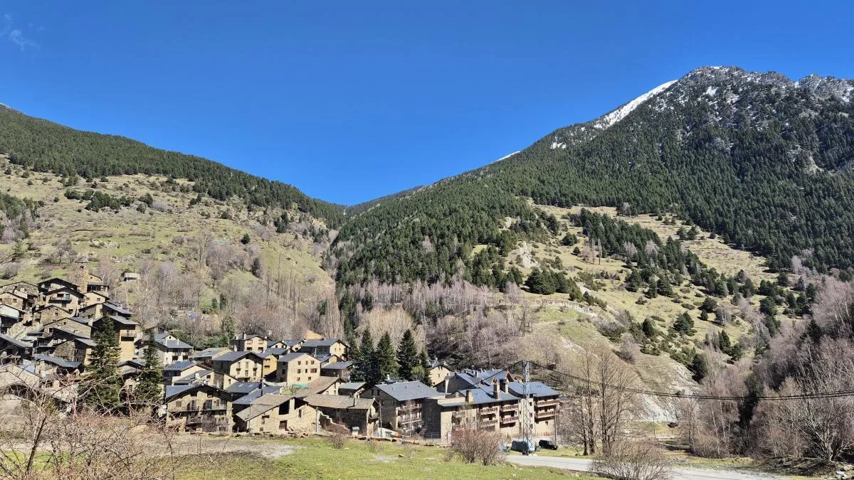 
                      Andorra y España confían en pactar este año el trazado de la frontera
                  
