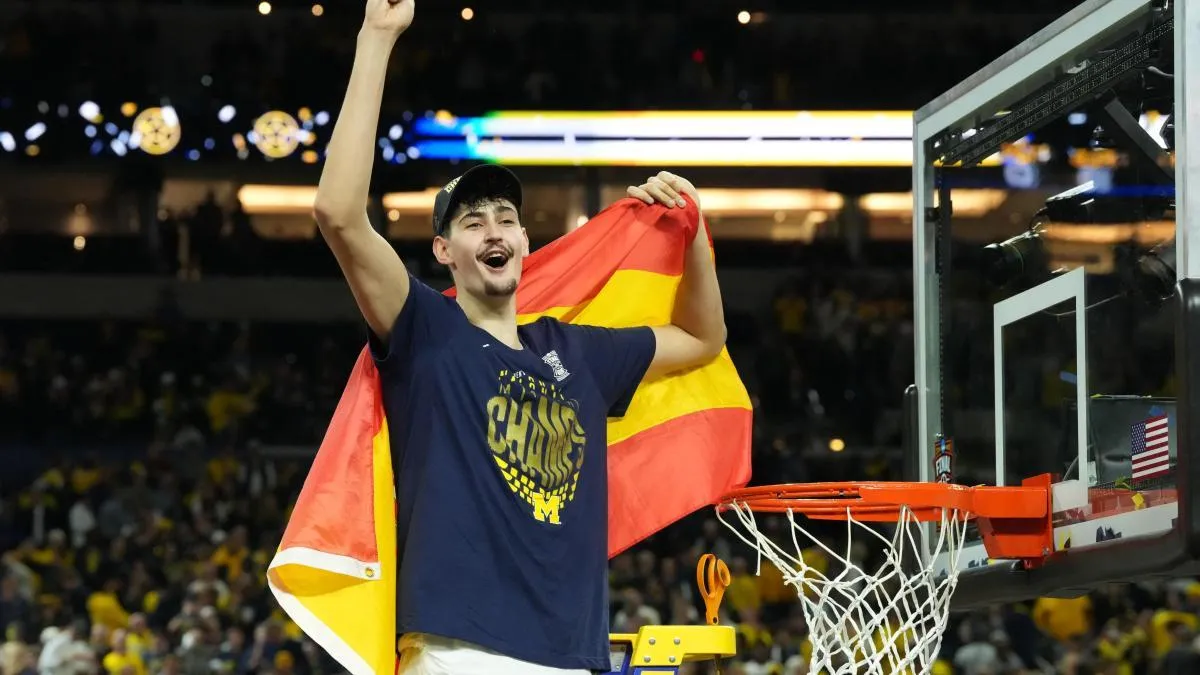
                        Aday Mara se convierte en el primer español que gana la liga universitaria de EE.UU.
                    