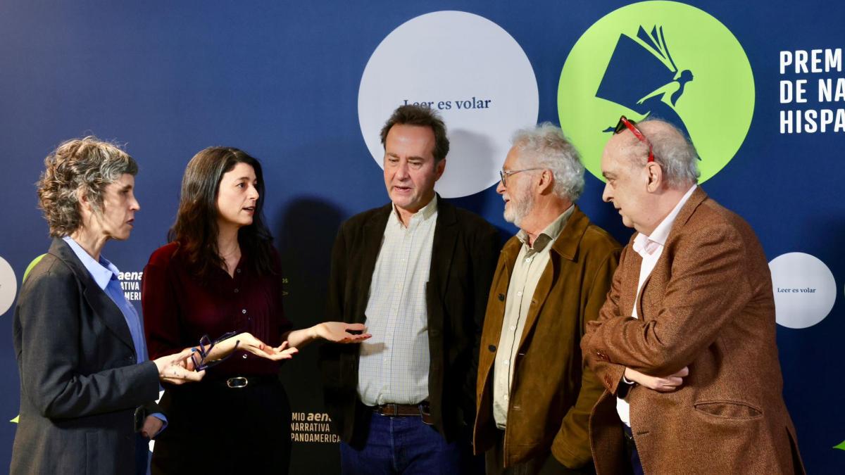 
                          Un lavavajillas o una inminente jubilación: las expectativas de los finalistas del premio Aena
                      