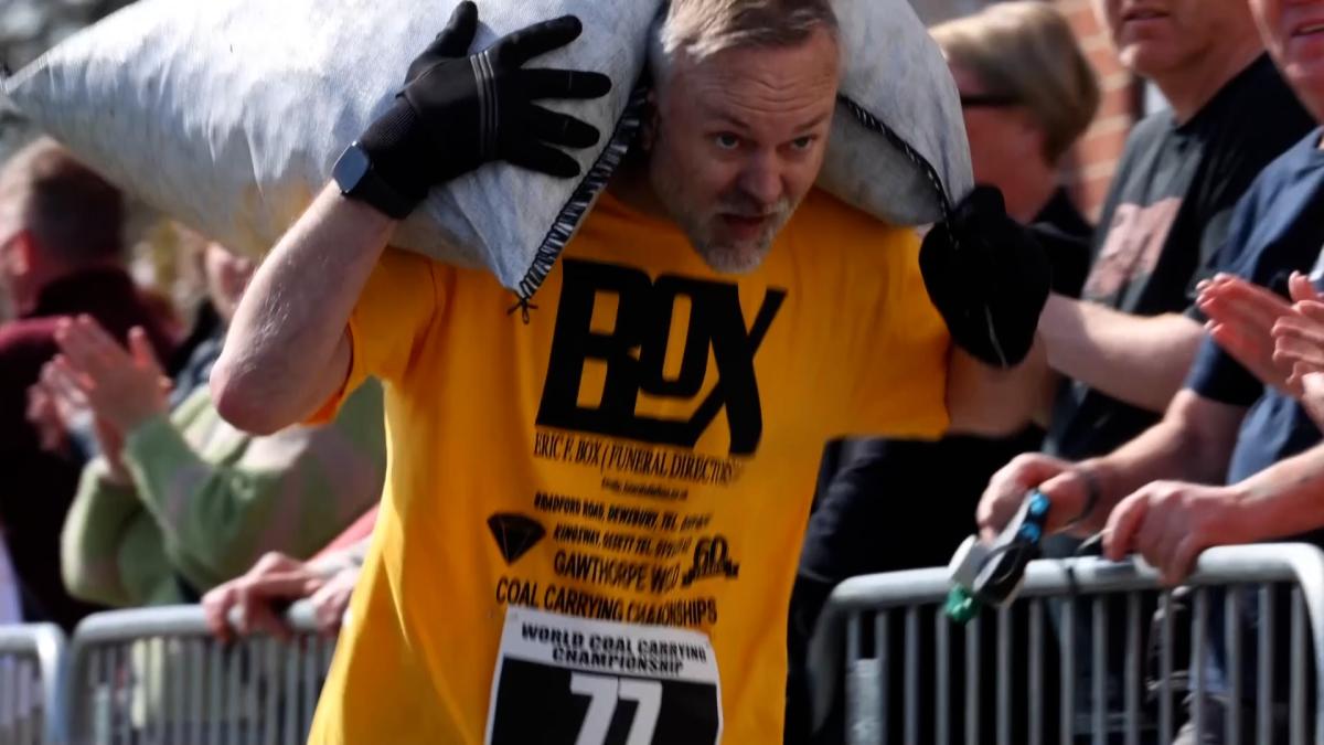 
                           Cargar 50 kilos y correr una milla: así es la insólita carrera del carbón de Gawthorpe
                       