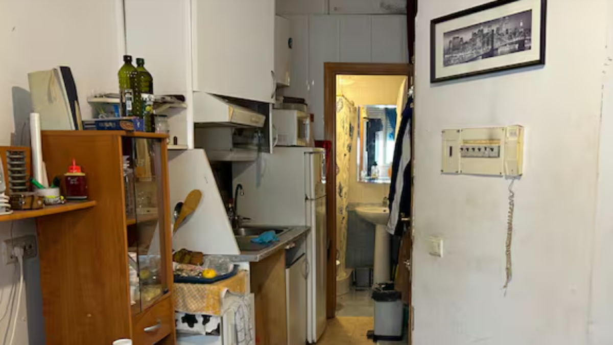 De trasteros a pisos turísticos: 8 personas se enfrentan al desahucio de sus hogares de 10 metros