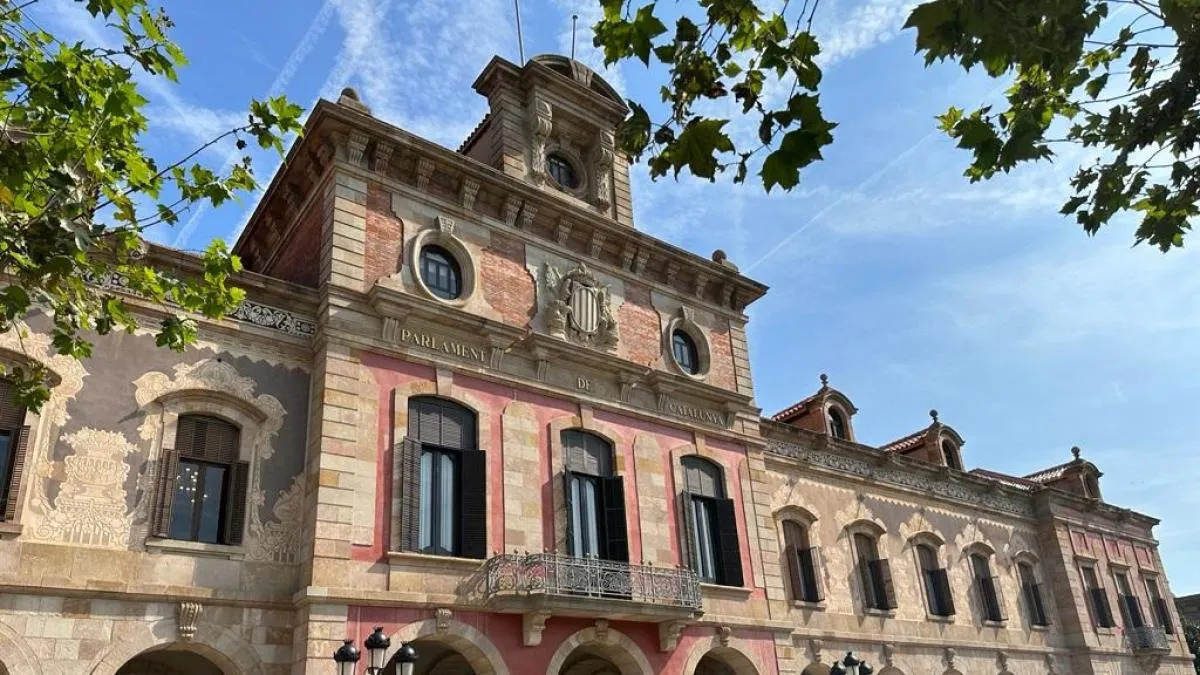 El Parlament recurre al TSJC el fallo que le obliga a izar permanentemente la bandera española y la catalana