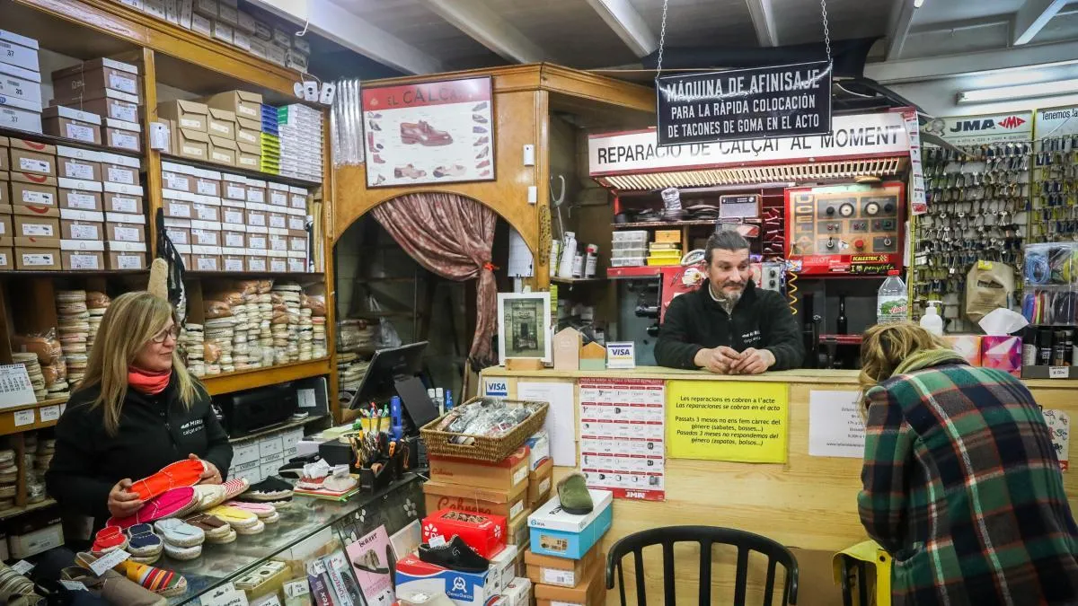 
                                                                                        Así sobrevive La Tienda de las Alpargatas, una zapatería centenaria en el corazón del Eixample
                                                                                    