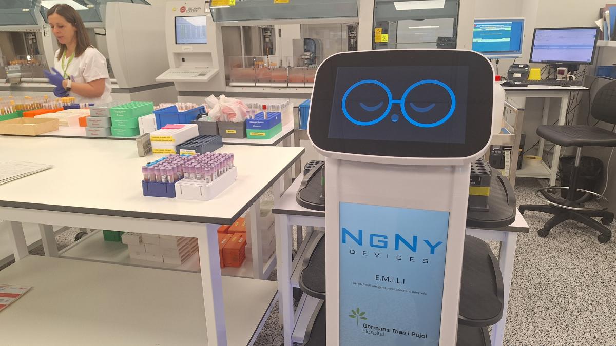 
                                                                                          Un robot transporta las muestras biológicas del laboratorio por el hospital de Can Ruti
                                                                                      