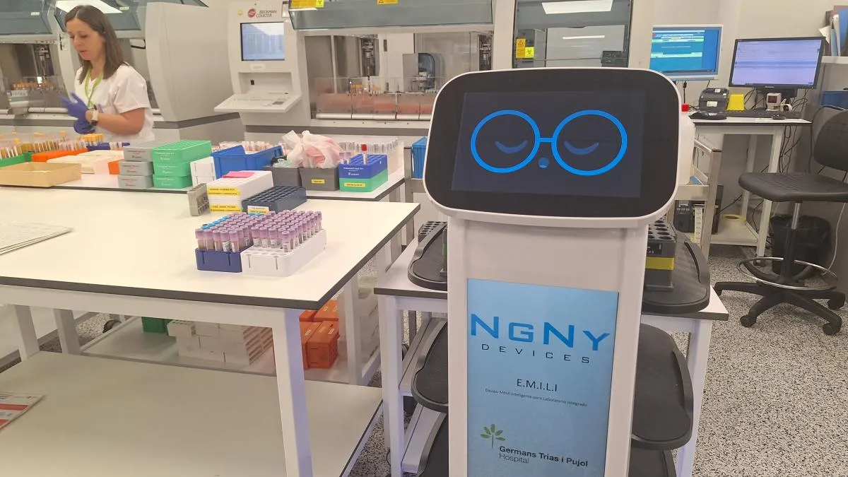 
                                                                                          Un robot transporta las muestras biológicas del laboratorio por el hospital de Can Ruti
                                                                                      