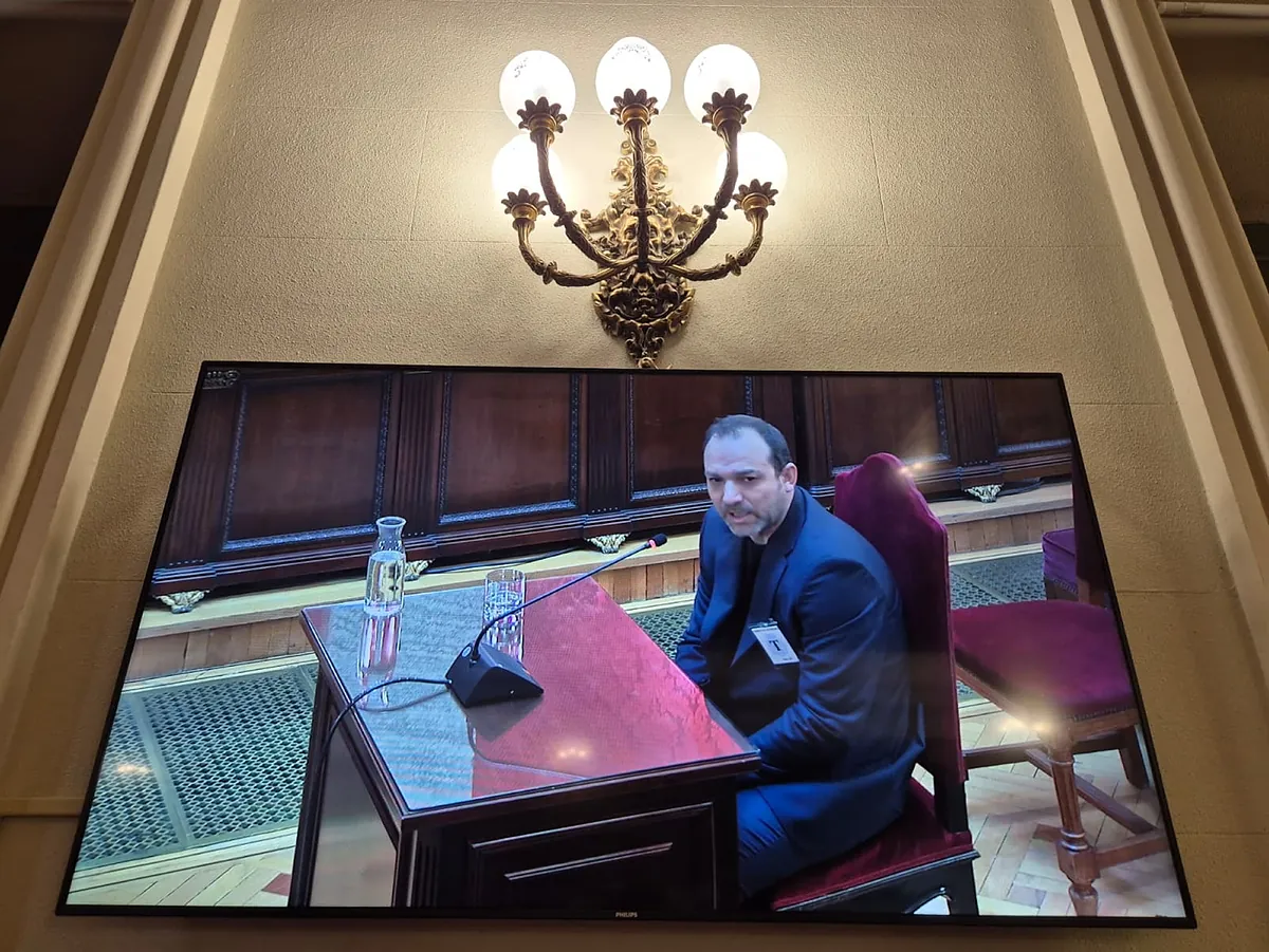 El hijo de Ábalos niega que el ex ministro aceptara como comisión un piso de lujo en la Castellana: "Mi padre me dijo que era una estafa, que había un okupa""