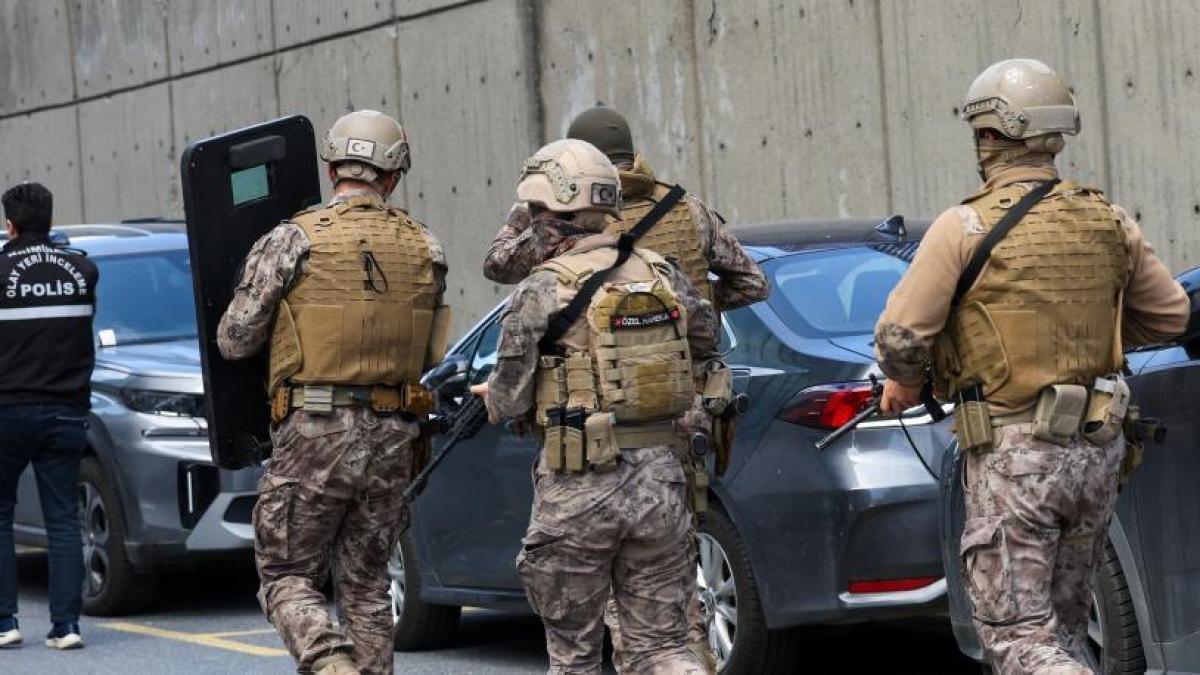 
             Tiroteo junto al consulado de Israel en Estambul: un asaltante muerto y dos policías heridos
         