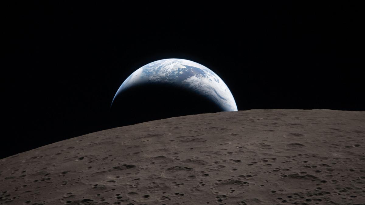 
                      La NASA publica la primera imagen de la Tierra desde la cara oculta de la Luna
                  