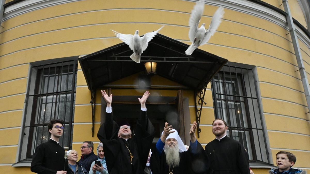 
                                                    Entre la fe, el conflicto y la vida cotidiana. Las Imágenes del día
                                                