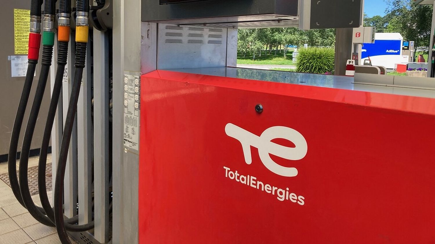 TotalEnergies maintient le plafonnement du prix de l'essence à 1,99 euro/L, augmente celui sur le diesel à 2,25 euros/L