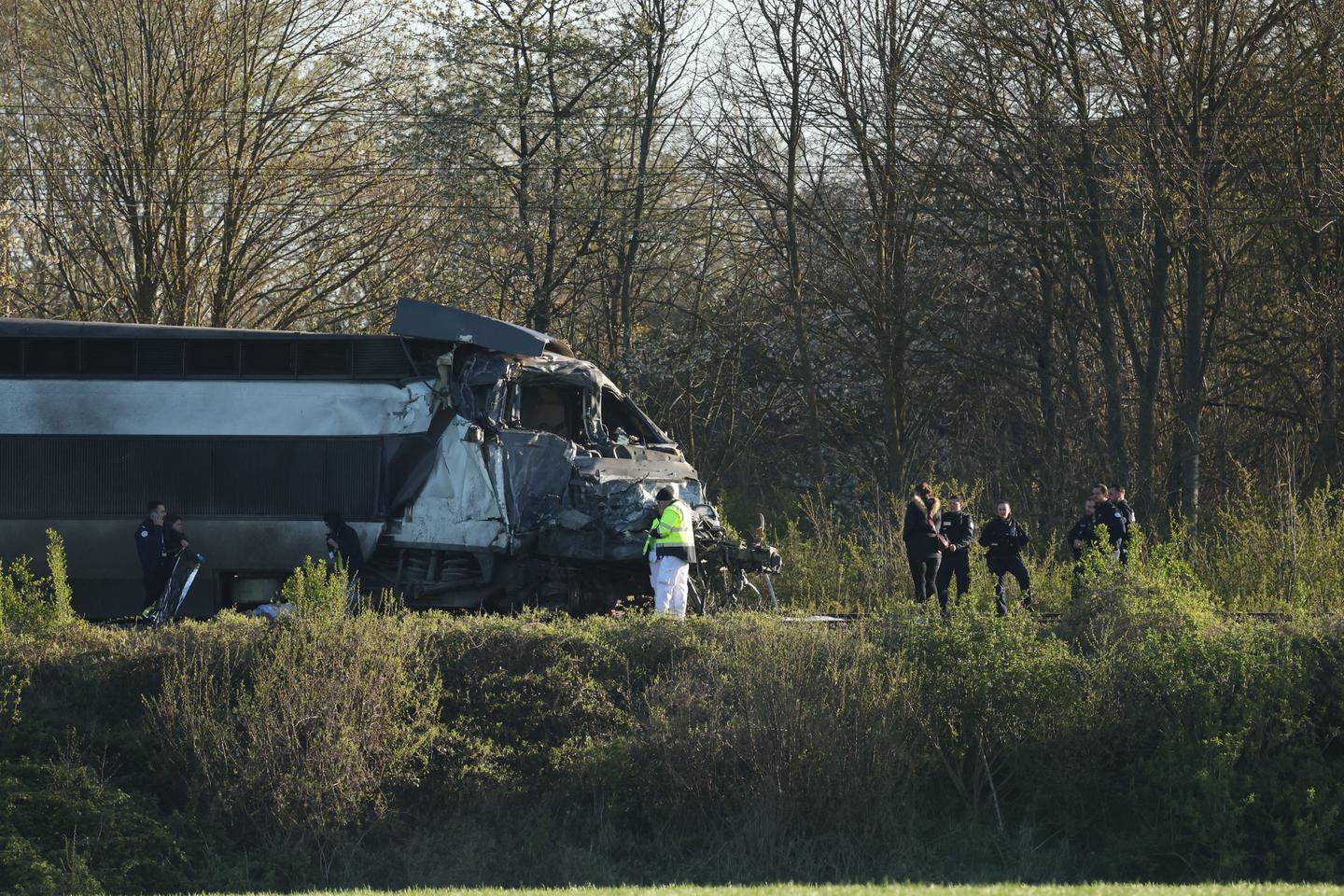 Accident entre un TGV et un poids lourd dans le Pas-de-Calais : le conducteur du train est mort, deux personnes « en urgence absolue »