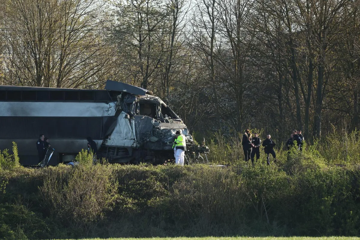 Accident entre un TGV et un poids lourd dans le Pas-de-Calais : le conducteur du train est mort, deux personnes « en urgence absolue »