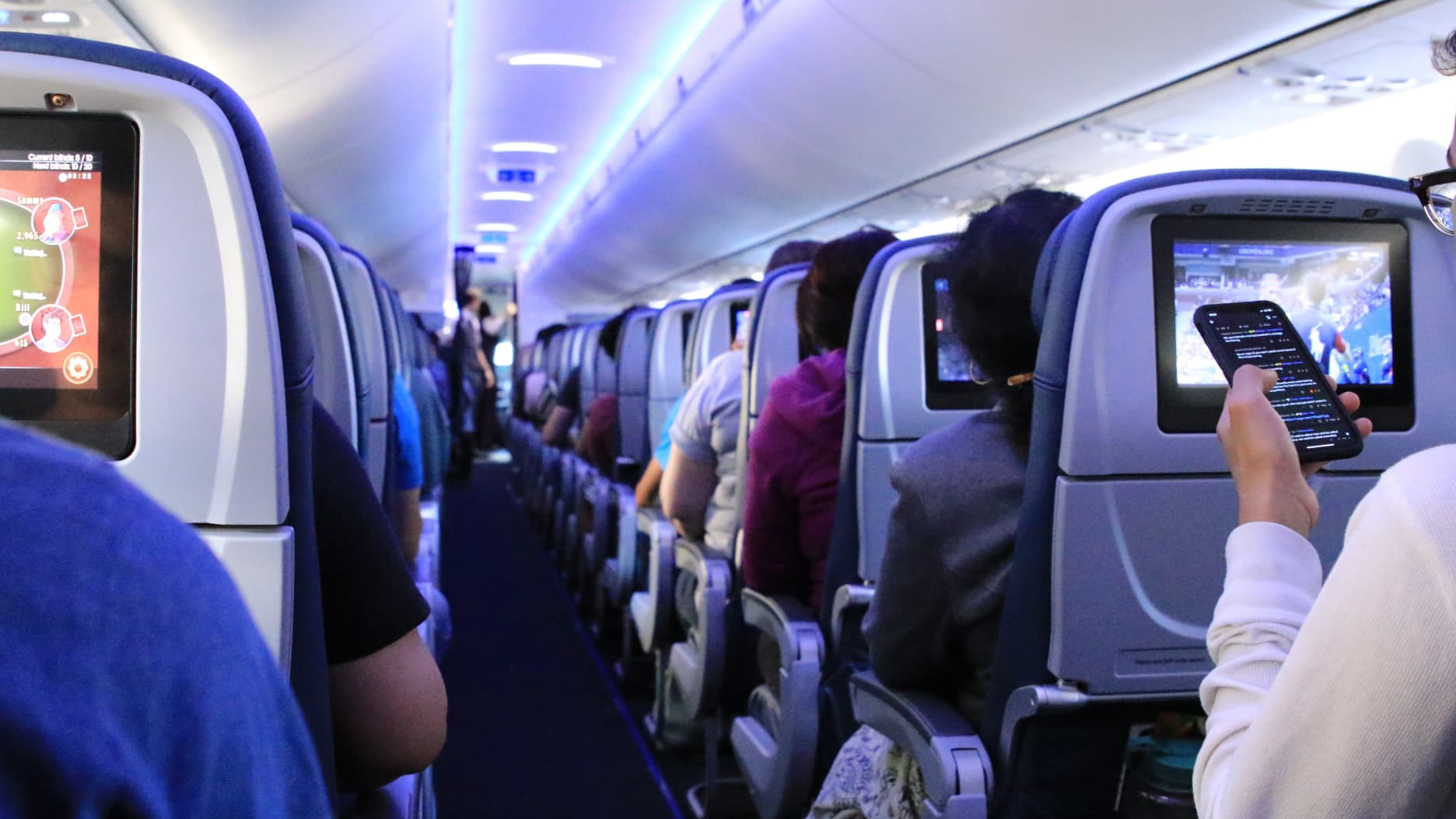 "Si elle tente de le faire, le passager est en droit de le refuser": une compagnie aérienne ne peut pas augmenter le prix d'un billet d'avion déjà acheté à cause de la surcharge carburant