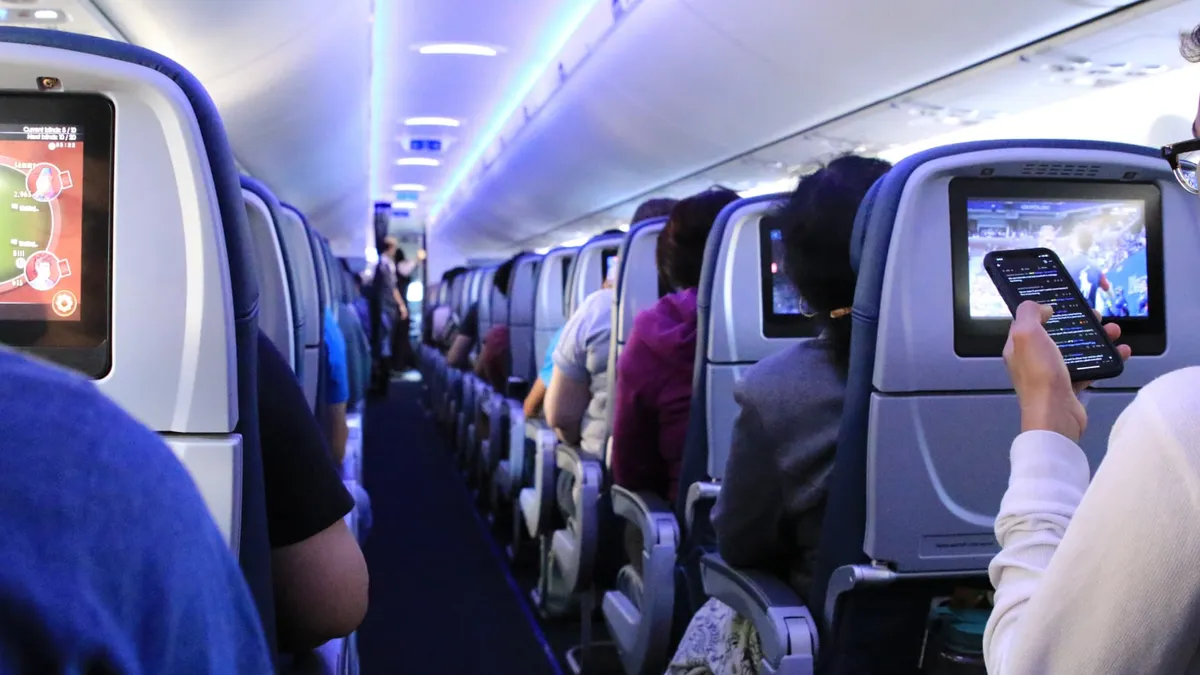 "Si elle tente de le faire, le passager est en droit de le refuser": une compagnie aérienne ne peut pas augmenter le prix d'un billet d'avion déjà acheté à cause de la surcharge carburant