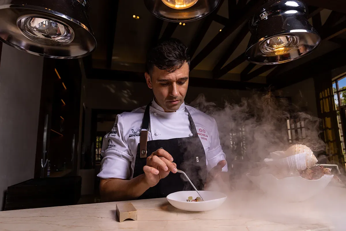 Álvaro Salazar, chef de Voro, único dos estrellas de Baleares: "Se me oye poco porque siempre estoy en cocina. En siete años he faltado a cinco servicios"