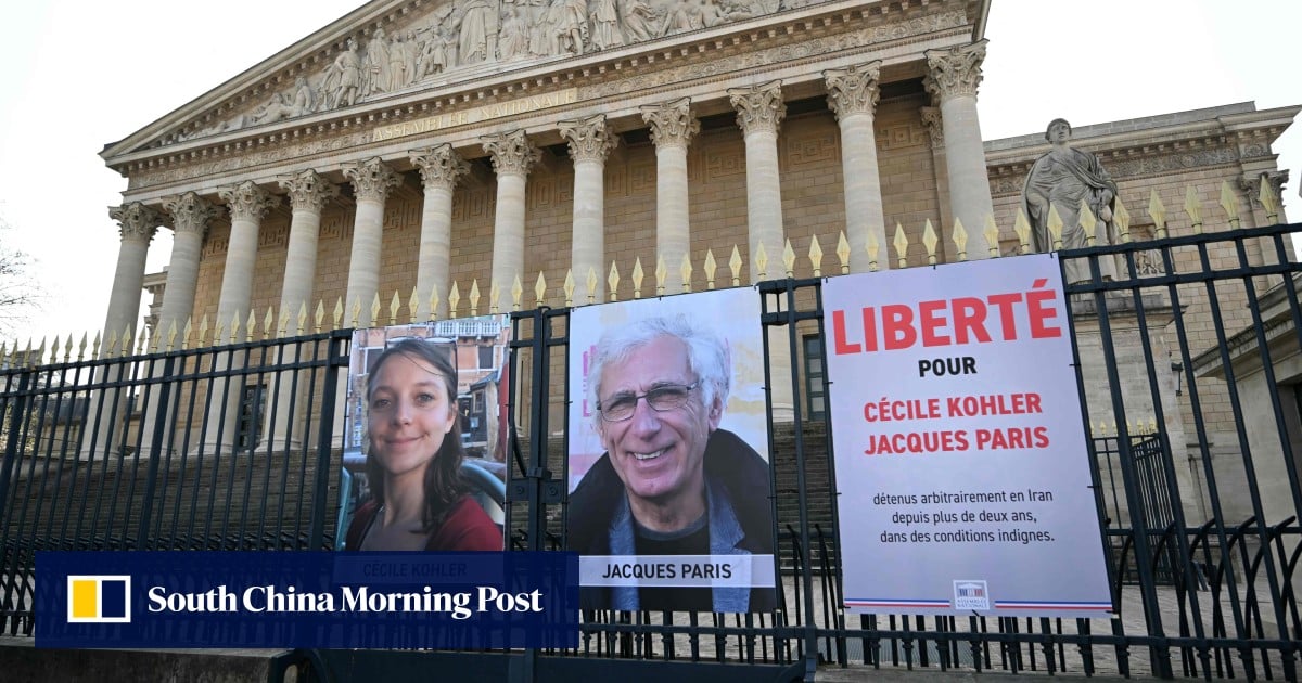 Iran allows 2 French former detainees to leave country